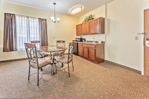 Chambre Double | Cuisine privée | Réfrigérateur, micro-ondes, cafetiÚre/bouilloire