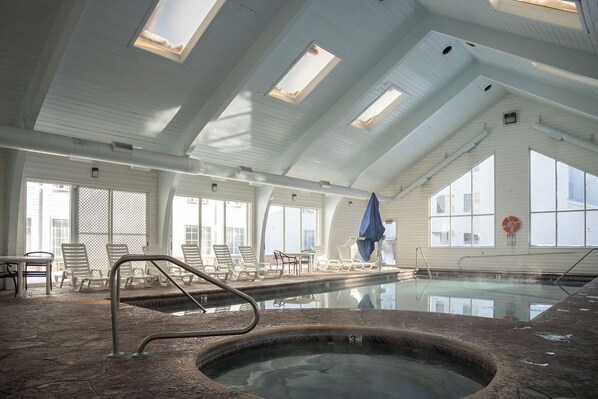 Piscine intérieure, chaises longues