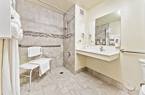 Chambre Double | Salle de bain | Ensemble douche/baignoire, baignoire relaxante profonde