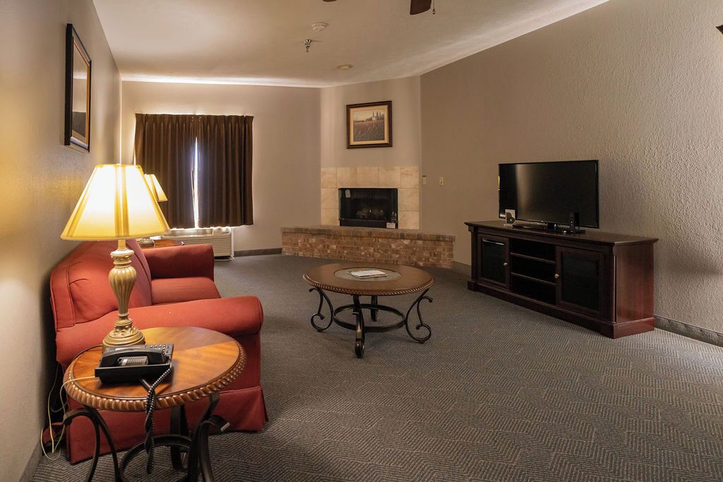 Single King Jacuzzi Suite | Living area | 42-inch LCD TV with satellite channels, TV