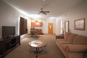Single King Jacuzzi Suite | Living area