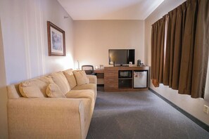 Single King Double Queen Family Suite
