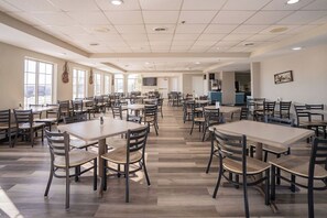 Free daily buffet breakfast  - Branson Towers Hotel (Branson)