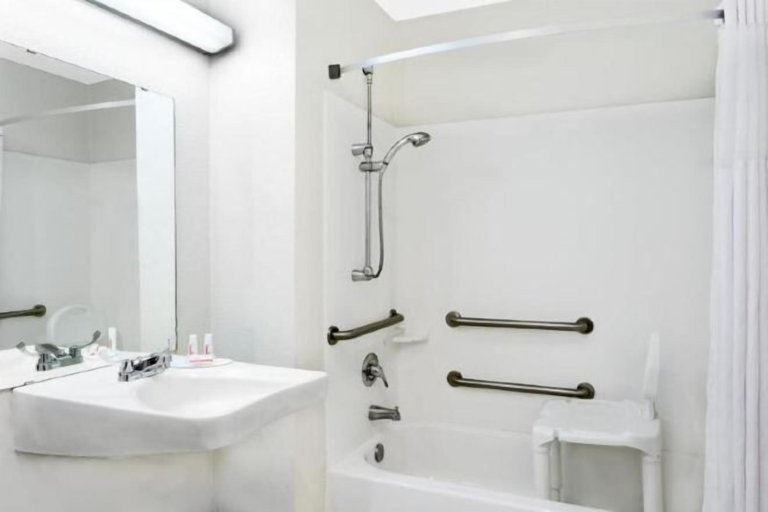 Bad | Separat badekar og dusj, hårføner og håndklær