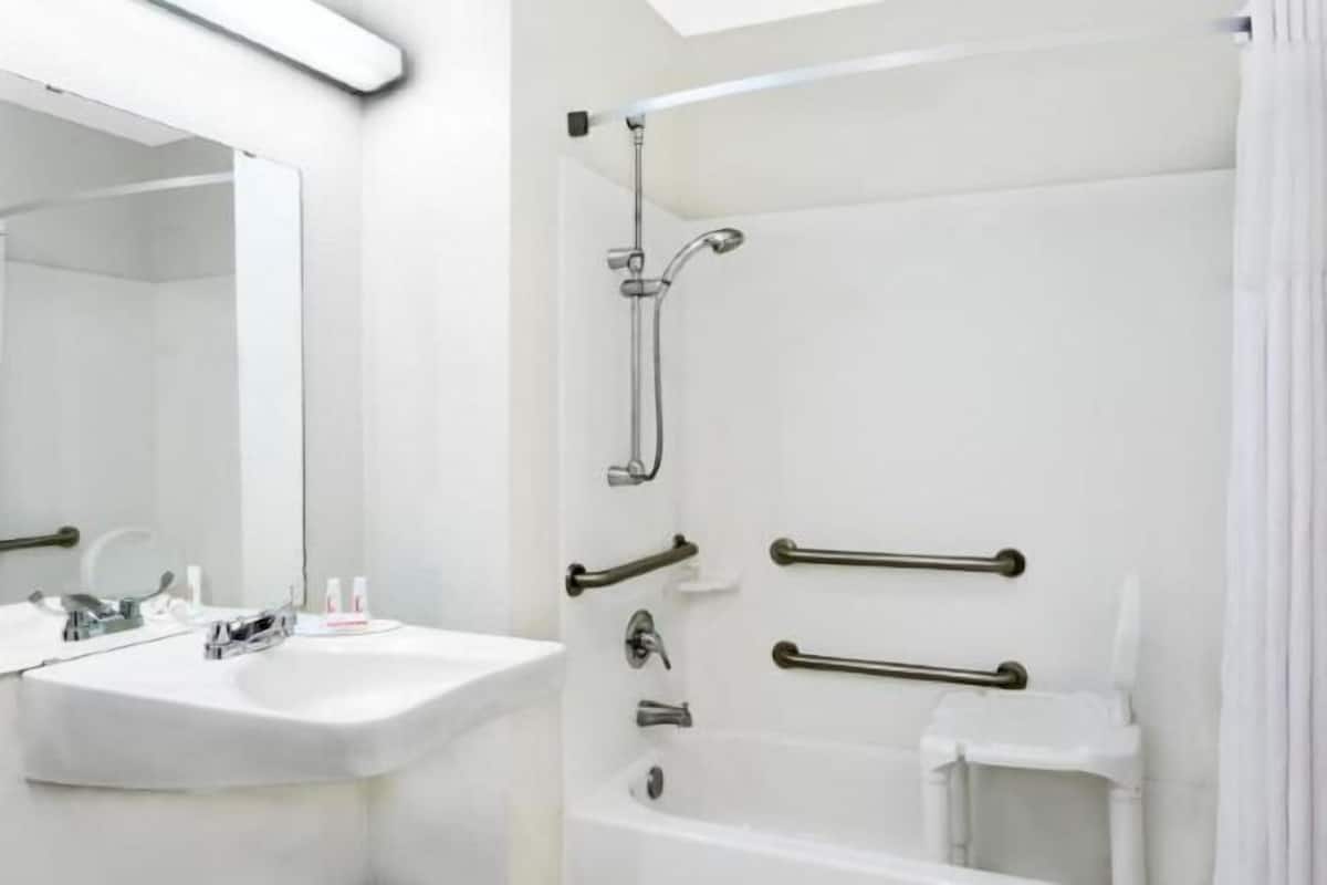 Bañera y ducha independientes, secador de pelo, toallas