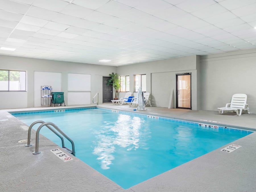 Piscina interna, espreguiçadeiras