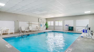 Piscina interna, espreguiçadeiras