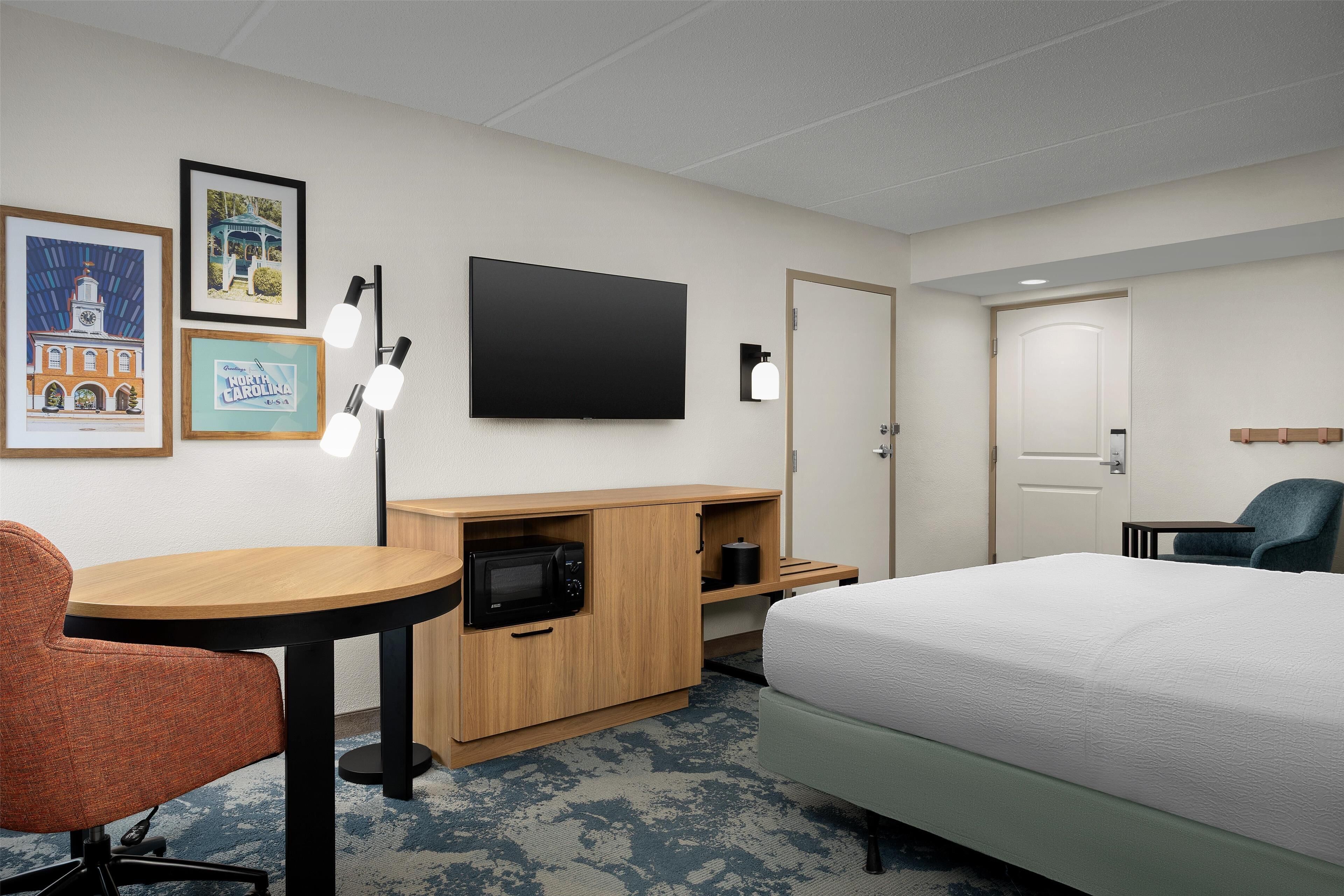 高档床上用品、办公桌、笔记本电脑工作区、遮光窗帘