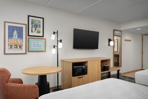 Premium bedding, desk, laptop workspace, blackout drapes - Hampton Inn Fayetteville Fort Bragg (Fayetteville)