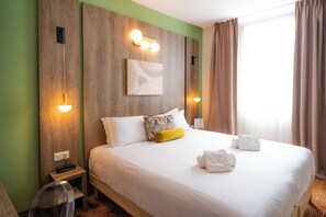 Superior kamer | Luxe beddengoed, een kluis op de kamer, een bureau