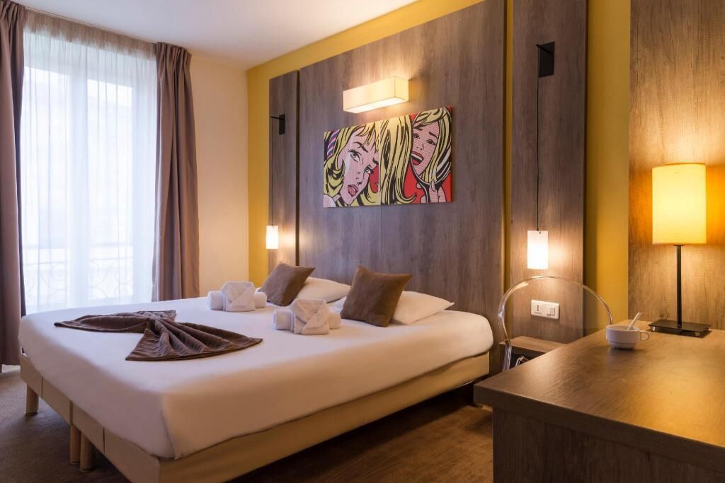 Peralatan tempat tidur premium, peti besi dalam bilik, meja 