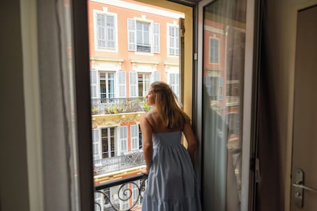 Premium bedding, in-room safe, desk, blackout drapes