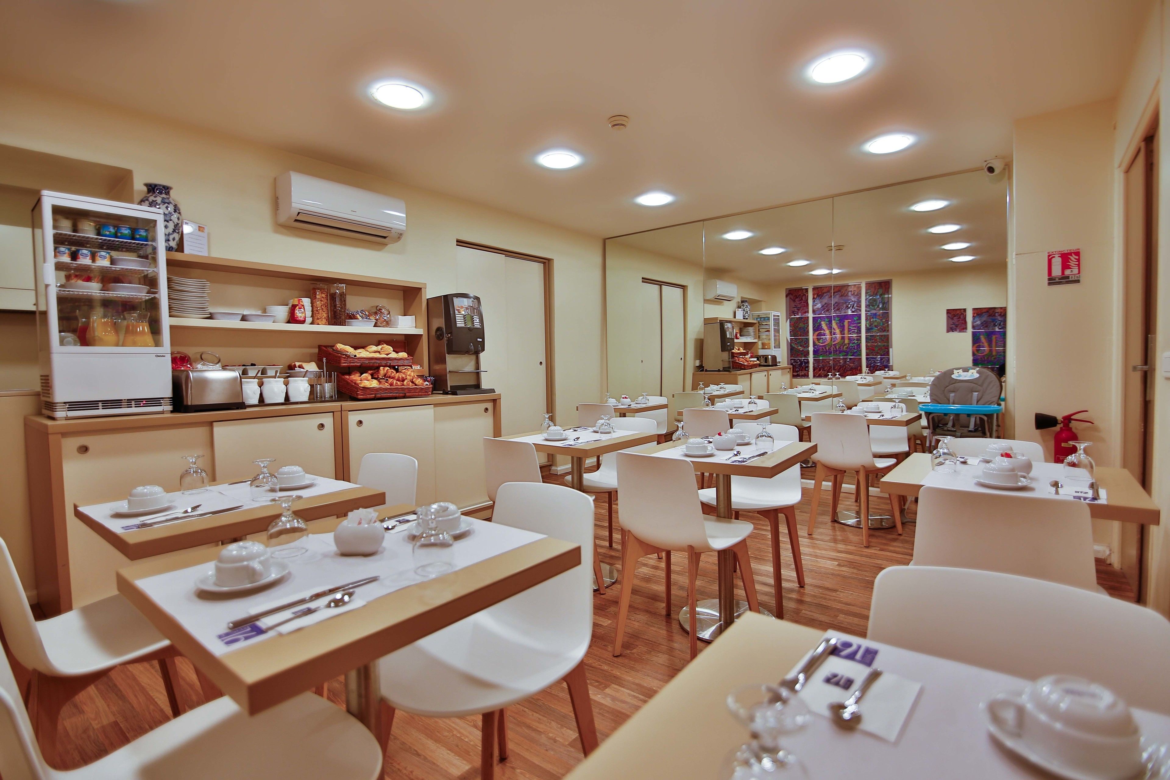 Desayuno buffet diario (EUR 14 por persona)