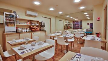 Petit déjeuner buffet (14 EUR par personne)