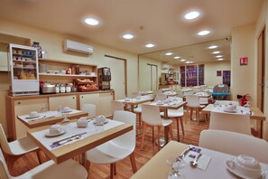 Desayuno buffet (EUR 14 por persona)