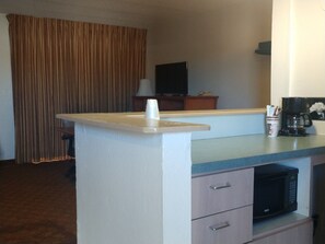 Standard Room, 1 King Bed, Non Smoking (Jacuzzi ) | In-room dining - Windemere Hotel and Conference Center (Mesa)