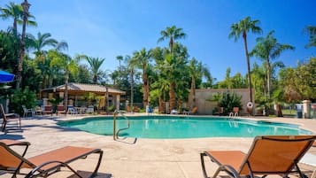 Una piscina al aire libre