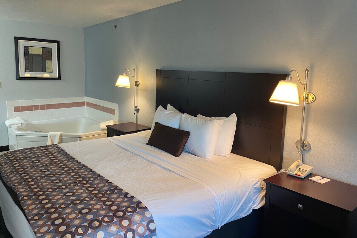 Suite Deluxe, 1 cama de matrimonio grande, no fumadores | Escritorio, tabla de planchar con plancha, wifi gratis y ropa de cama