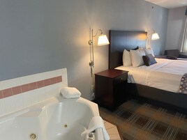 Escritorio, tabla de planchar con plancha, wifi gratis y ropa de cama