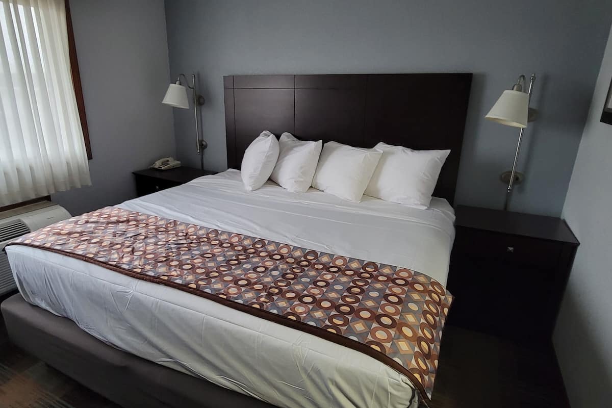 Suite, 1 habitación, no fumadores | Escritorio, tabla de planchar con plancha, wifi gratis y ropa de cama