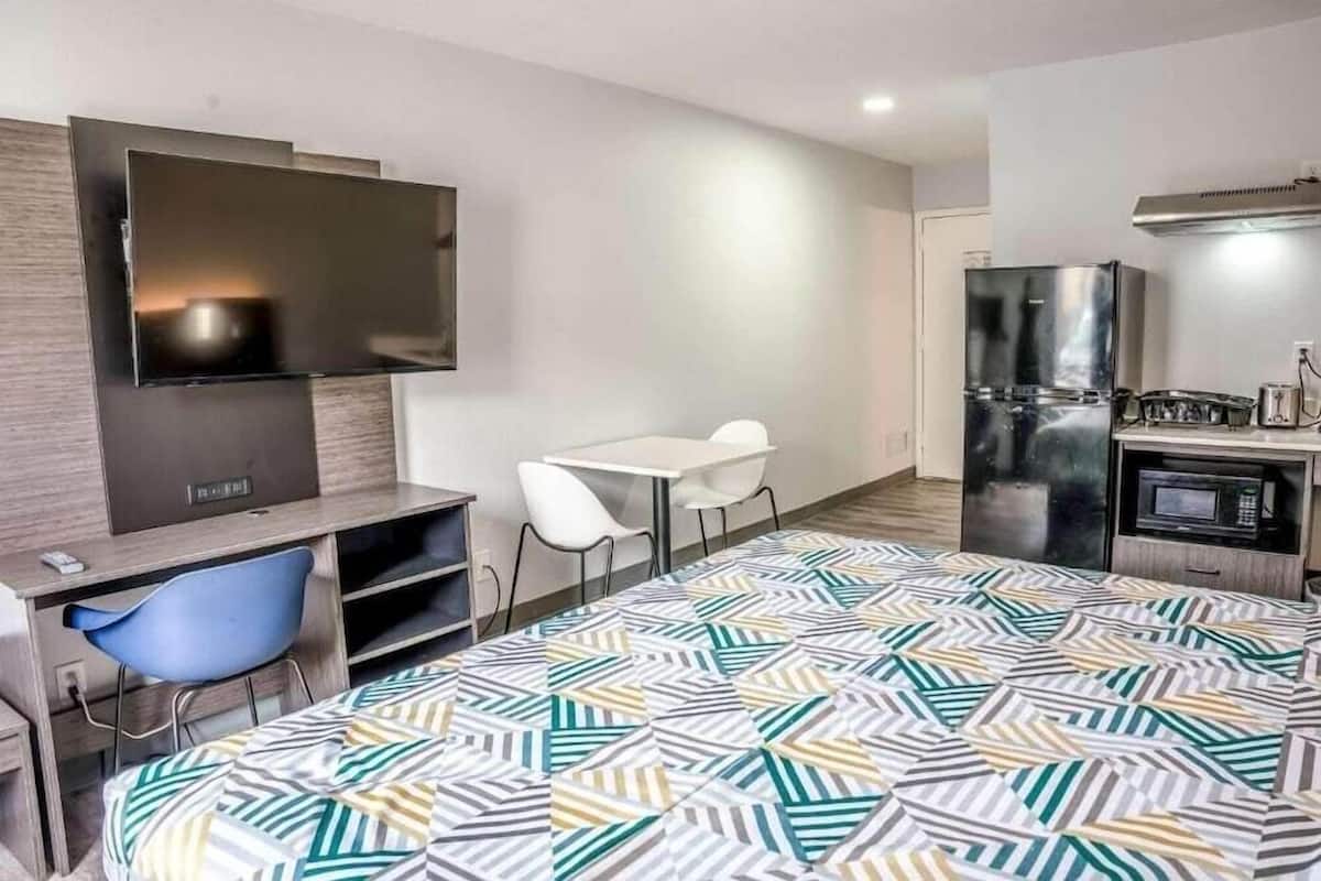 Standardværelse - 1 kingsize-seng - handicapvenligt - ikke-ryger | Strygejern/strygebræt, gratis Wi-Fi, sengetøj