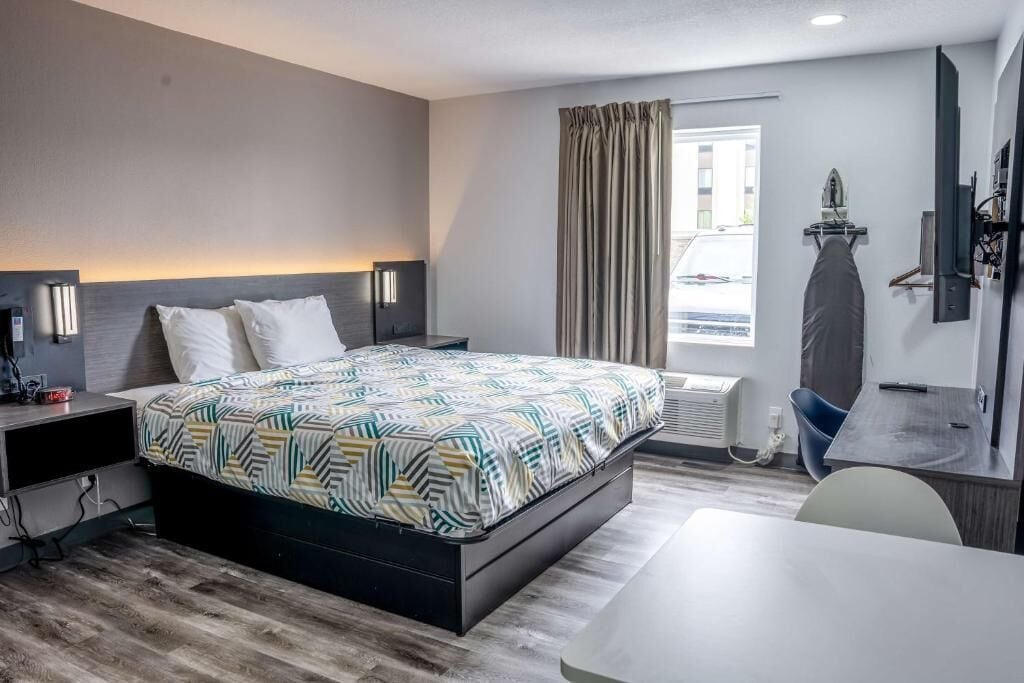 Deluxe Room, 1 King Bed, Non Smoking, Kitchen | Iron/ironing board, free WiFi, bed sheets