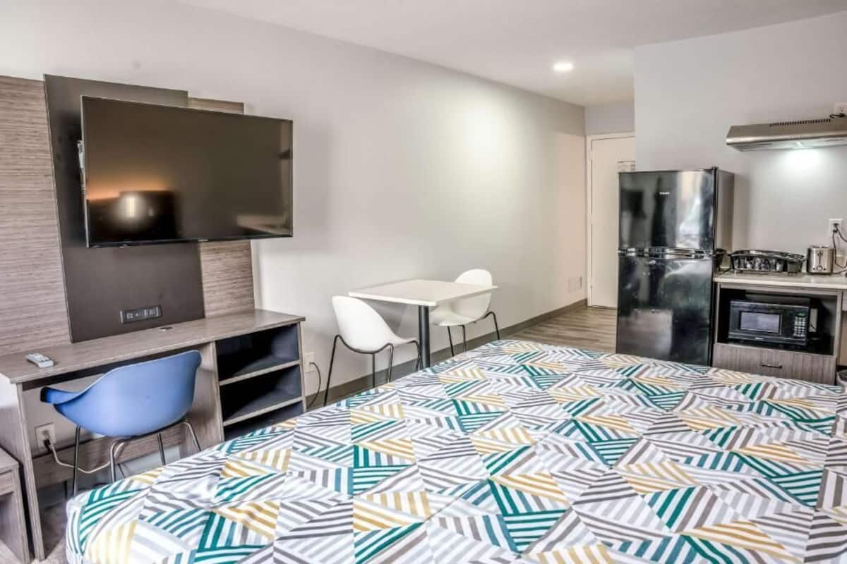 Standard Room, 1 King Bed, Accessible, Non Smoking | Iron/ironing board, free WiFi, bed sheets