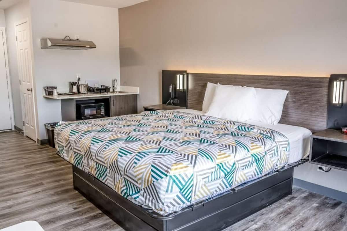 Deluxe Room, 1 King Bed, Non Smoking, Kitchen | Iron/ironing board, free WiFi, bed sheets