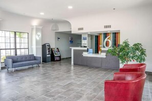 Lobby sitting area - Studio 6 Claremore, OK (Claremore)