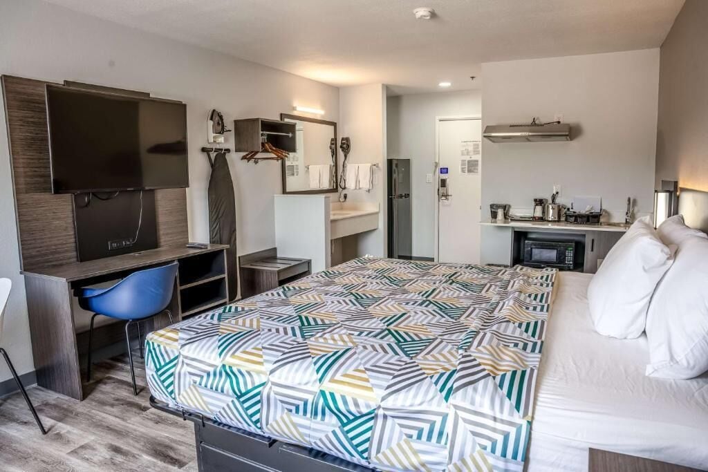 Iron/ironing board, free WiFi, bed sheets