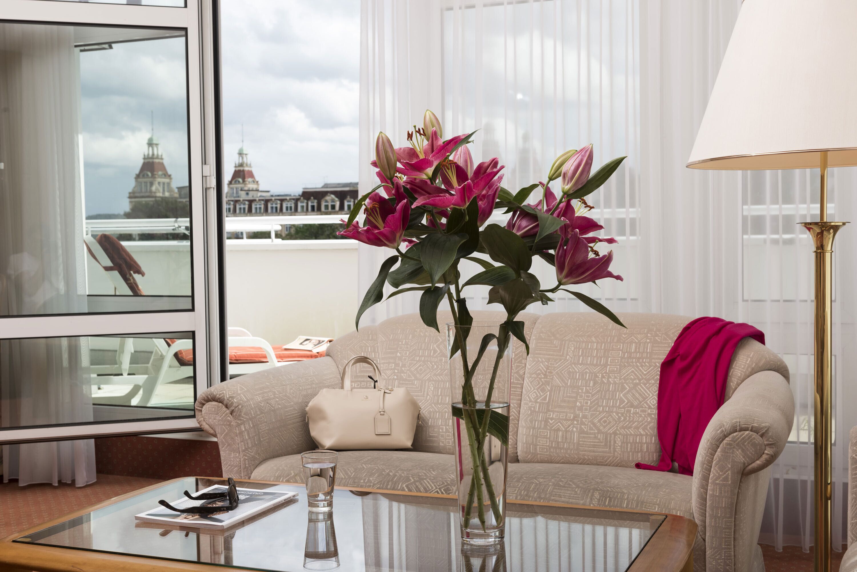 주니어 스위트 | 거실 공간 | TV, 유료 영화