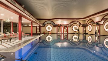 Indoor pool, sun loungers