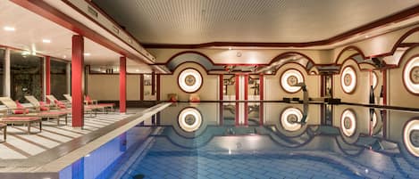 Indoor pool, sun loungers