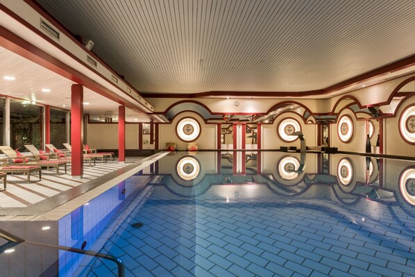 Indoor pool, sun loungers