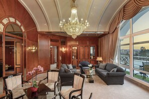 Presidential Suite | Living area | TV, pay films