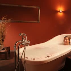 Body treatments, facials, massage/treatment rooms, massages