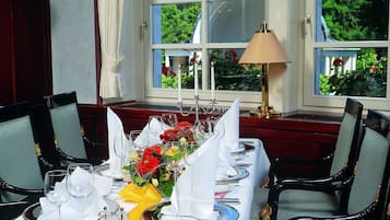 2 restaurants; breakfast, lunch, dinner and brunch served