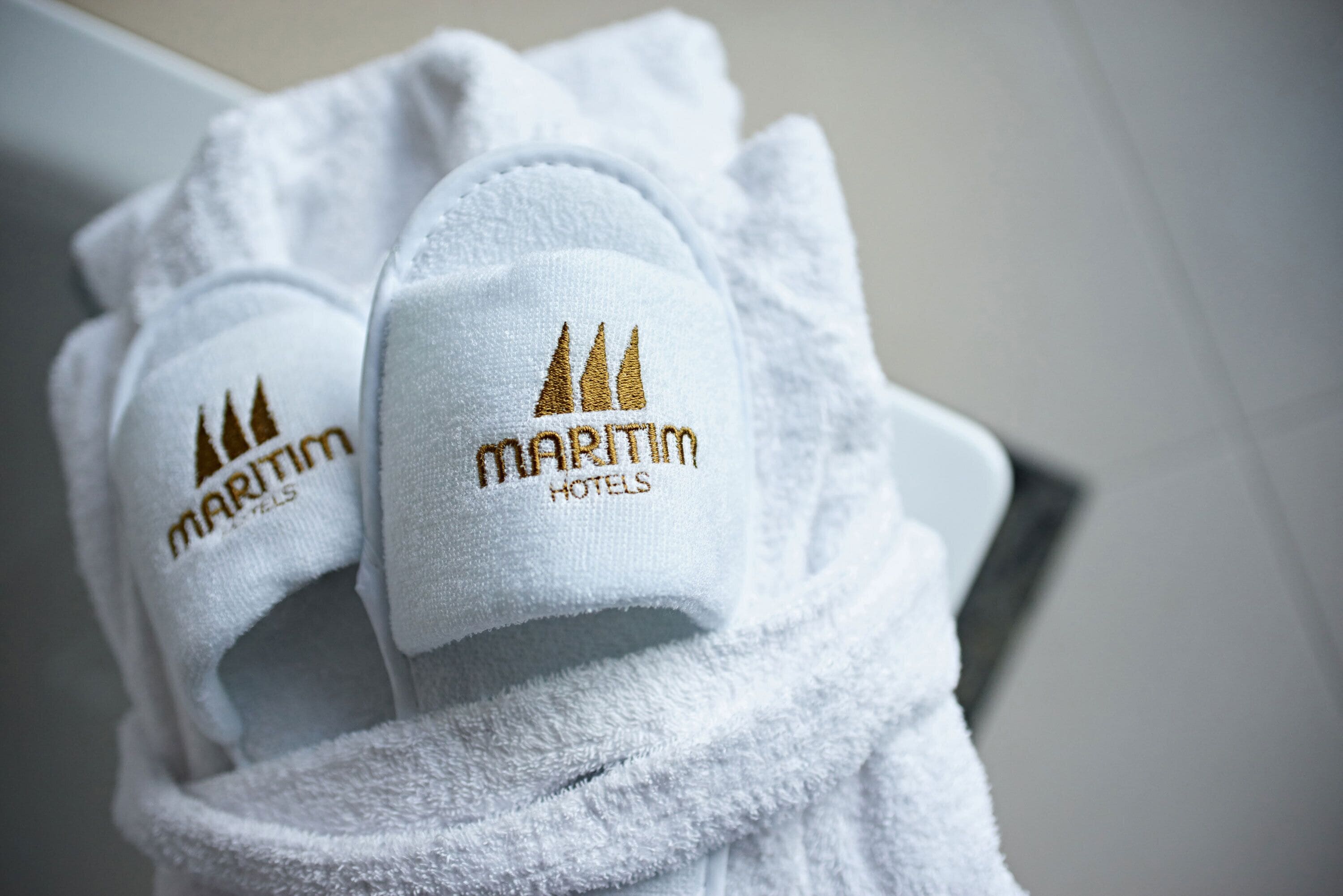 Dos toallas blancas con el logotipo de Maritim Hotels.