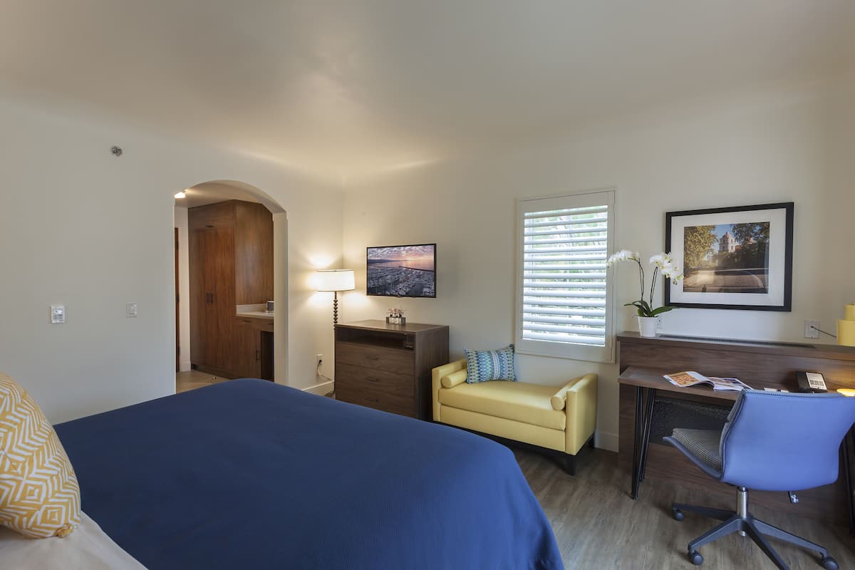 Standard Room, 1 King Bed | Pillow-top beds, in-room safe, individually decorated