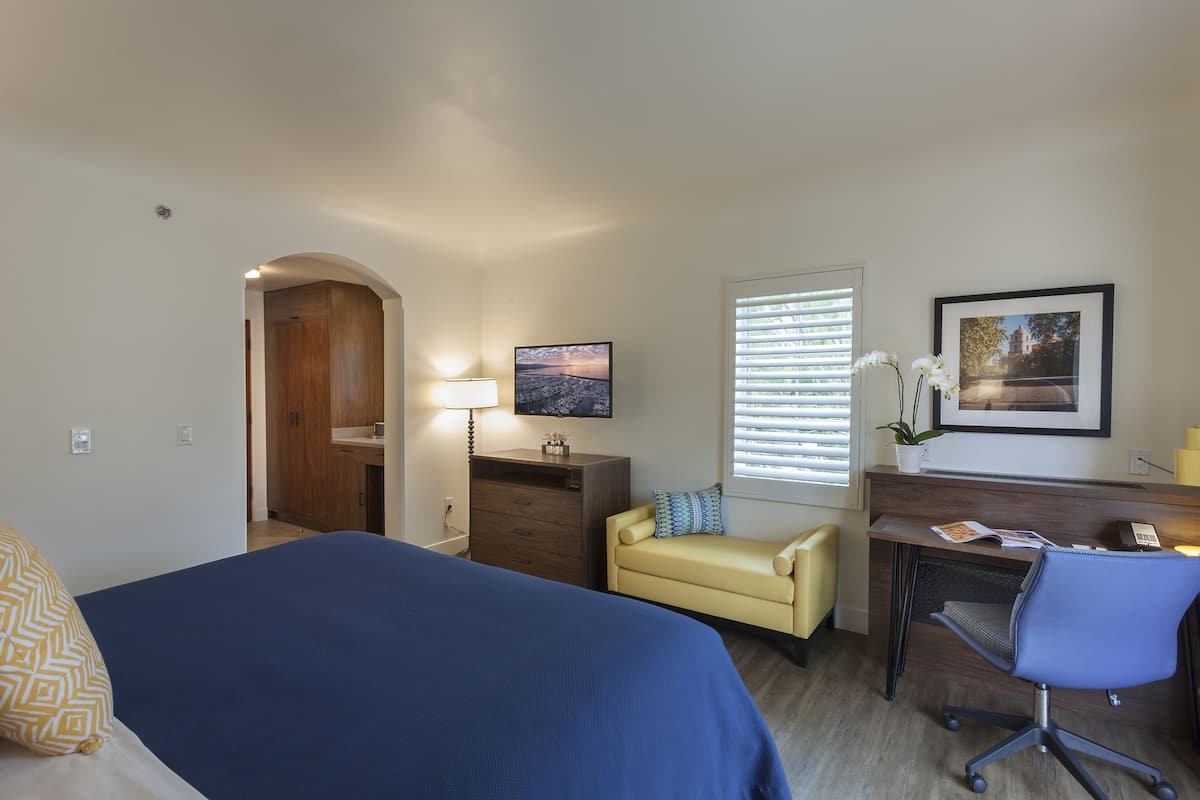 Standard Room, 1 King Bed | Pillowtop beds, in-room safe, individually decorated