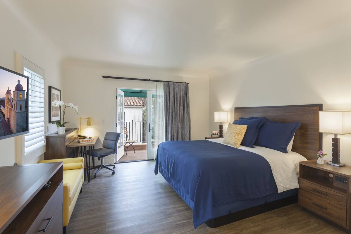 premium room, 1 king bed, balcony | 1 bedroom, pillow-top beds, in-room safe, individually decorated