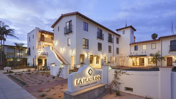 Un hôtel à plusieurs étages, sur lequel on peut lire l’inscription suivante : « LA PLAYA INN, Santa Barbara, Californie ».