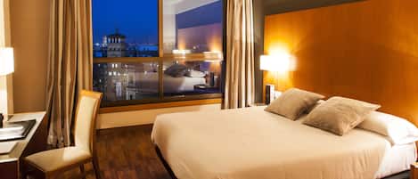 Minibar, coffres-forts dans les chambres, bureau