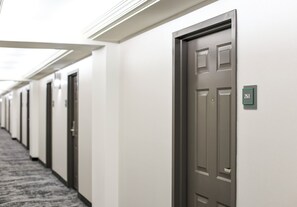 Desk, iron/ironing board, cribs/infant beds, rollaway beds - Holiday Inn Redding by IHG (Redding)