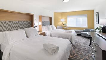 Escritorio, tabla de planchar con plancha, cunas y camas extra