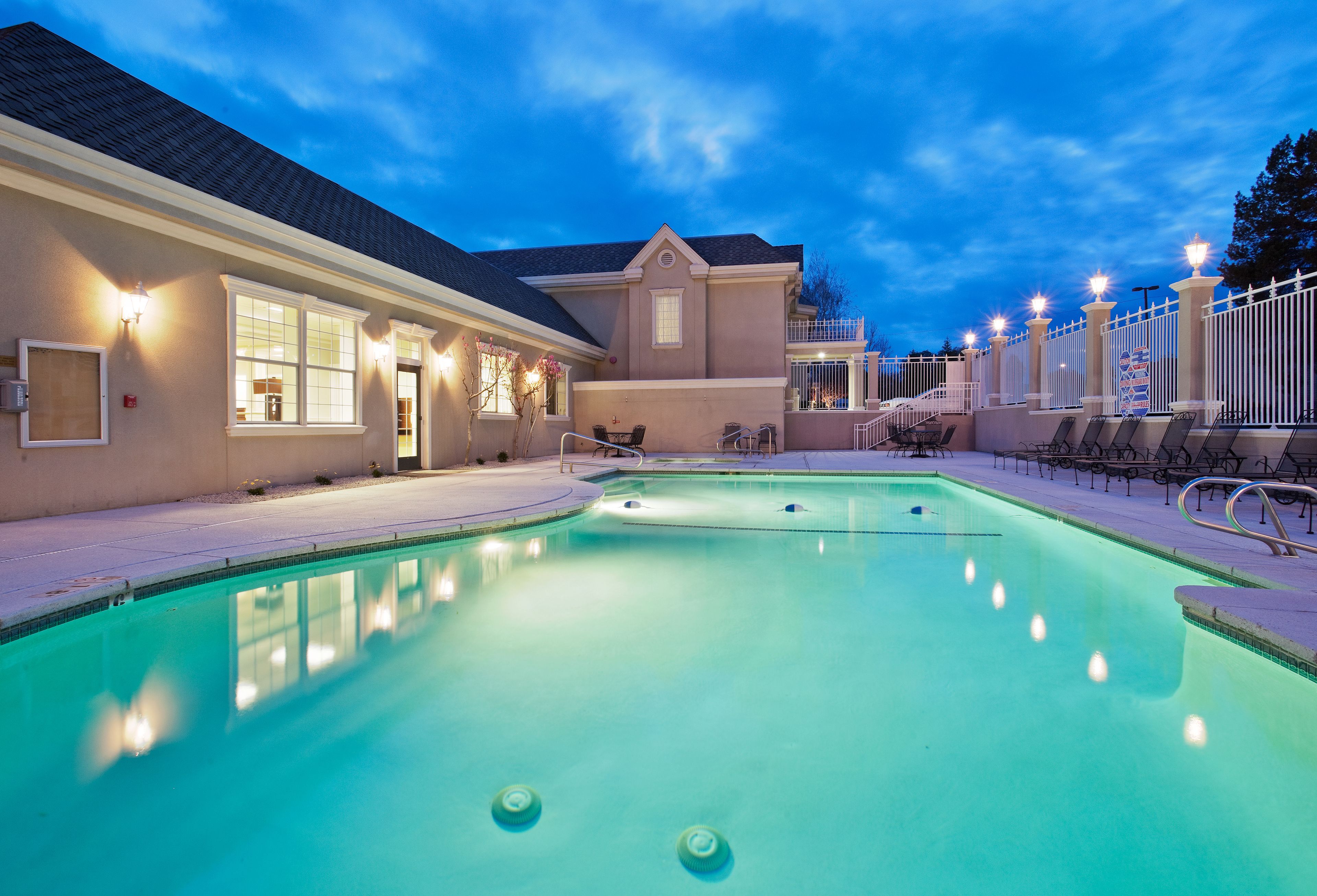 室外游泳池，開放時間為 10:00 至 22:00，提供日光浴躺椅