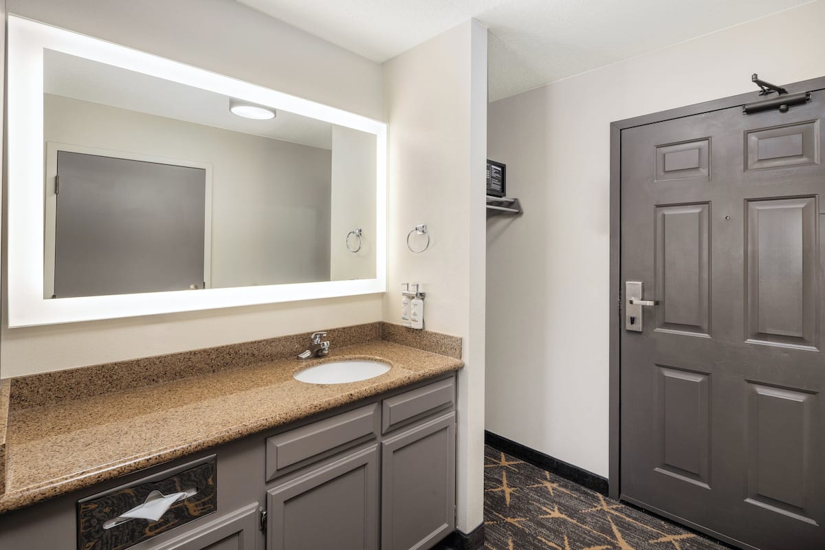 Escritorio, tabla de planchar con plancha, cunas y camas extra