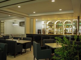 供应早餐、午餐和晚餐，国际美食