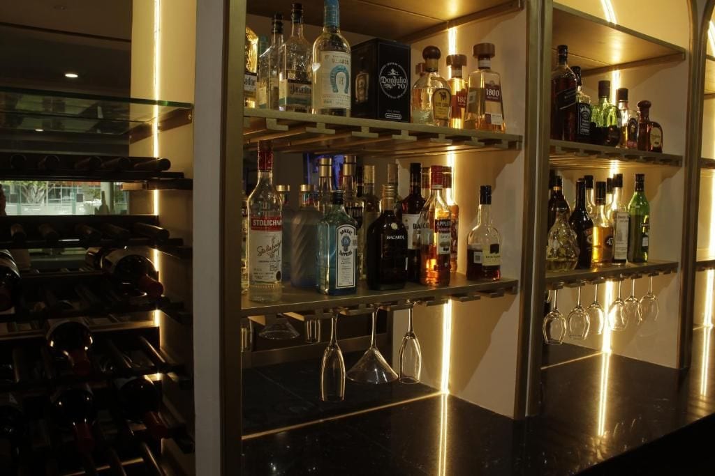 Bar (trong khuôn viên)