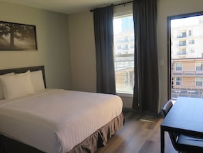 Deluxe-huone, 1 keskisuuri parisänky, tupakointi kielletty | Silitysrauta/-lauta, ilmainen Wi-Fi, vuodevaatteet, herätyskellot